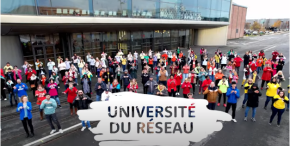 Photo extraite de la vidéo flashmob de l'Université du réseau des référents handicap 2024. 160 salariés de Normandie réunis. Apparaît "Université du réseau"